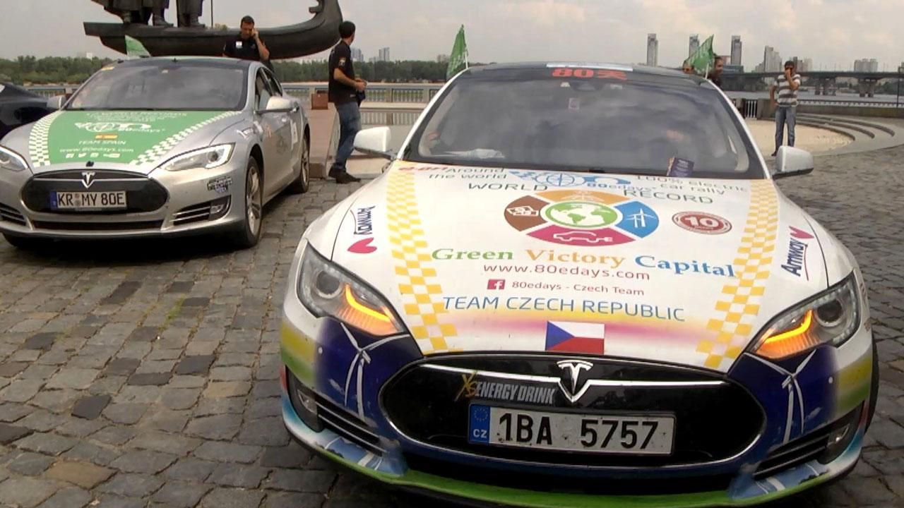 Українці зустріли команду на електрокарах, які планують об’їхати Землю за 80 днів Українці зустріли команду на електрокарах, які планують об’їхати Землю за 80 днів
