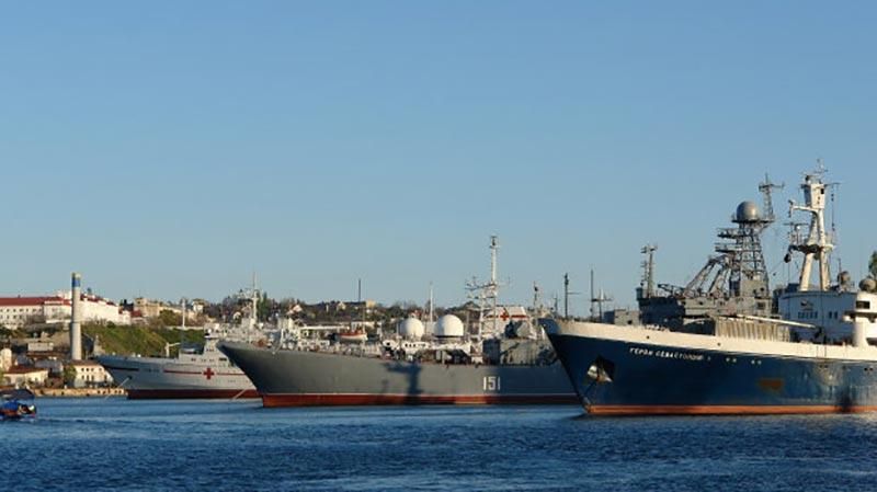 Російські бойові кораблі стали на цілодобове чергування під Севастополем