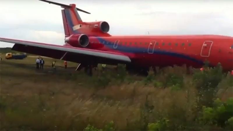 Пассажирский самолет попал в аварию в России