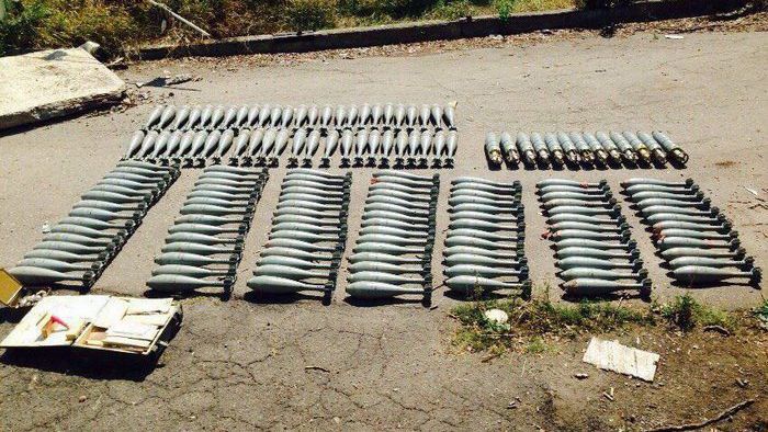 В Песках обнаружили большой арсенал оружия боевиков В Песках обнаружили большой арсенал оружия боевиков