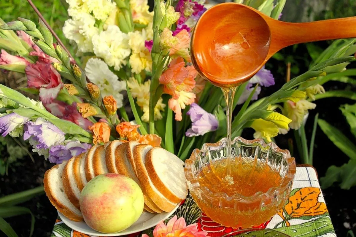 Медовий Спас або Маковея: історія свята та прикмети Медовий Спас або Маковея: історія свята та прикмети