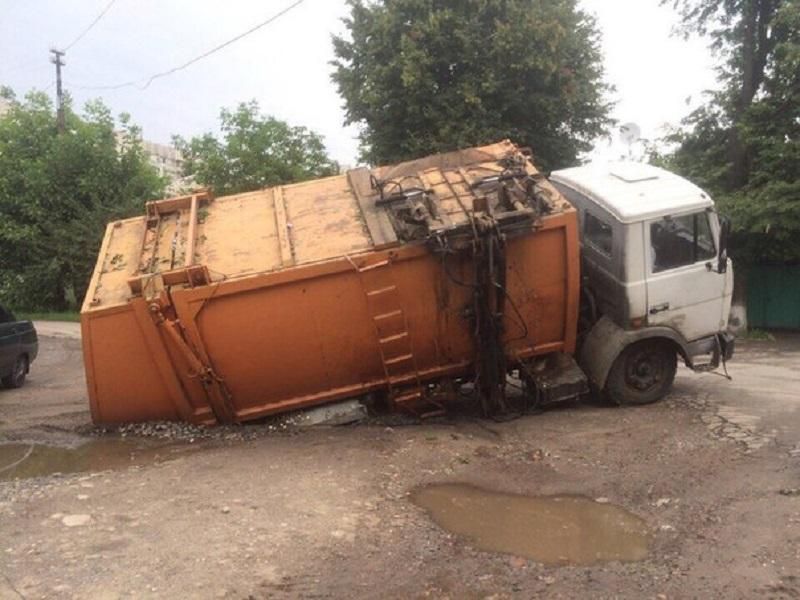 Мусоровоз застрял в дорожной яме посреди Харькова