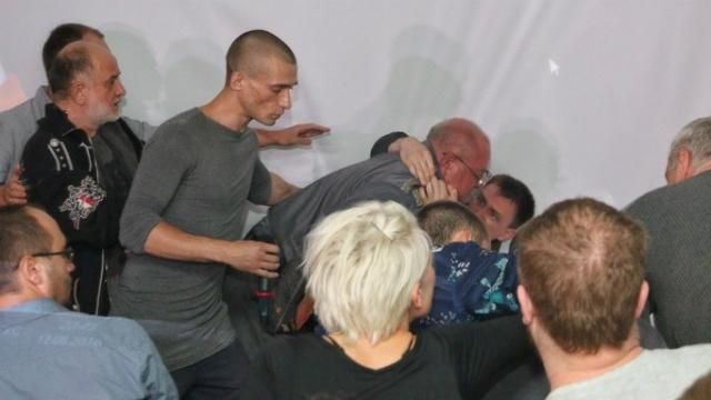 Різанина на зустрічі з Павленським в Одесі: від серцевого нападу помер охоронець Різанина на зустрічі з Павленським в Одесі: від серцевого нападу помер охоронець