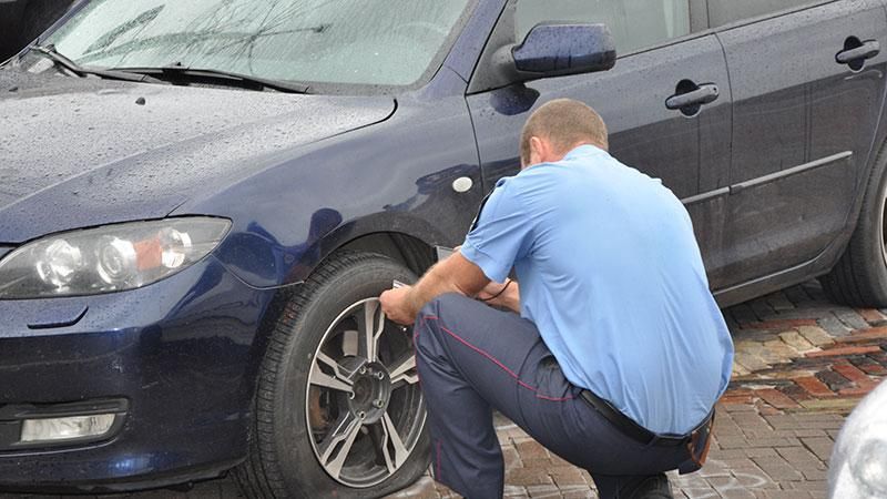Машину з георгіївською стрічкою добряче понівечили у Чернігові Машину з георгіївською стрічкою добряче понівечили у Чернігові