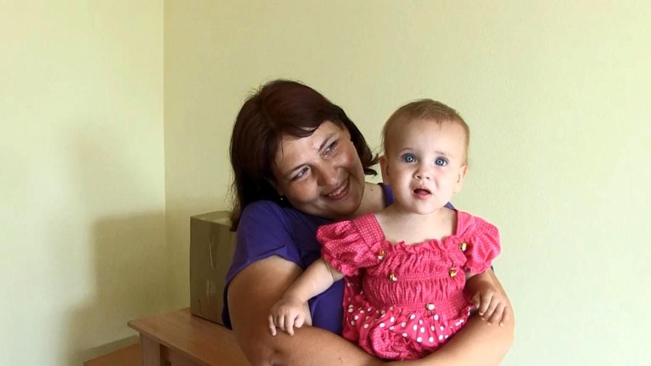 Щасливі родини переселенців отримали житло від Євросоюзу 