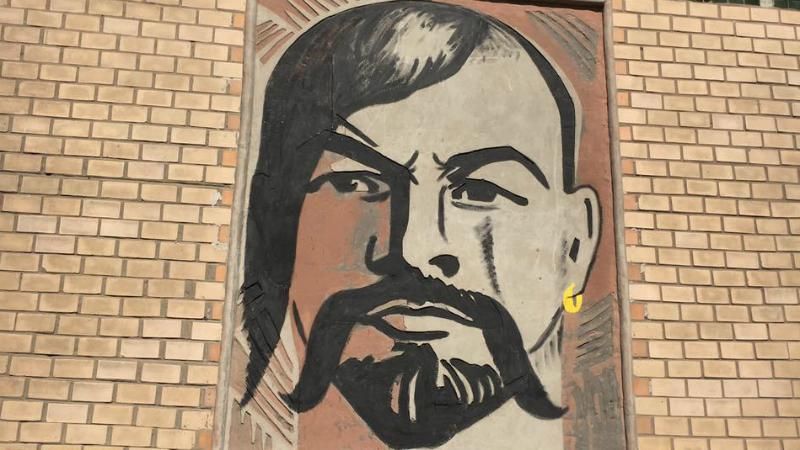 Фотофакт: Леніна до невпізнаваності декомунізували на Сумщині