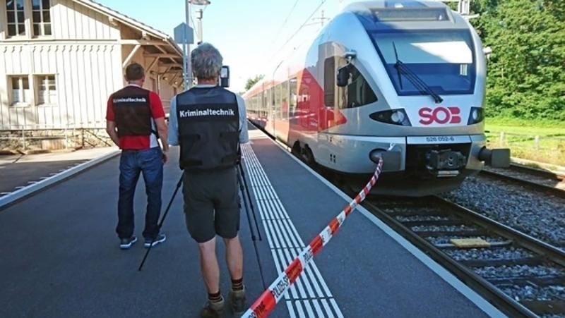 Чоловік поранив ножем пасажирів і підпалив потяг у Швейцарії Чоловік поранив ножем пасажирів і підпалив потяг у Швейцарії