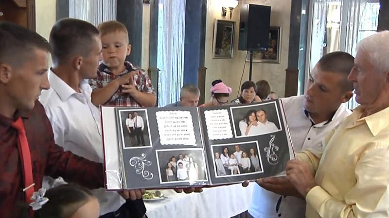 Вісімнадцять братів та сестер вперше зустрілись за 20 років Вісімнадцять братів та сестер вперше зустрілись за 20 років