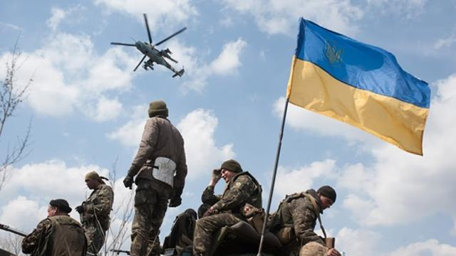 Украинский боец порадовал собратьев вкусными деликатесами в зоне АТО