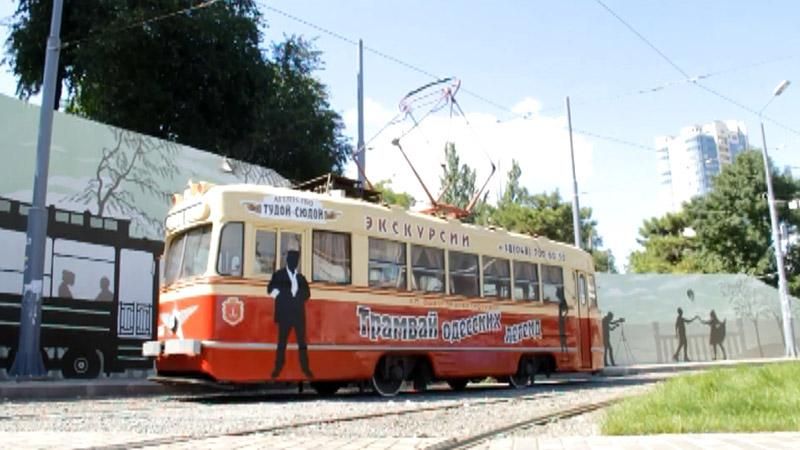 На улицах Одессы курсирует старинный туристический трамвай