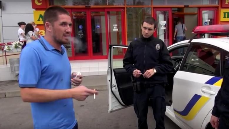 Бизнесмен на Rolls-Royce брутально нагрубил полицейским в Харькове Бизнесмен на Rolls-Royce брутально нагрубил полицейским в Харькове