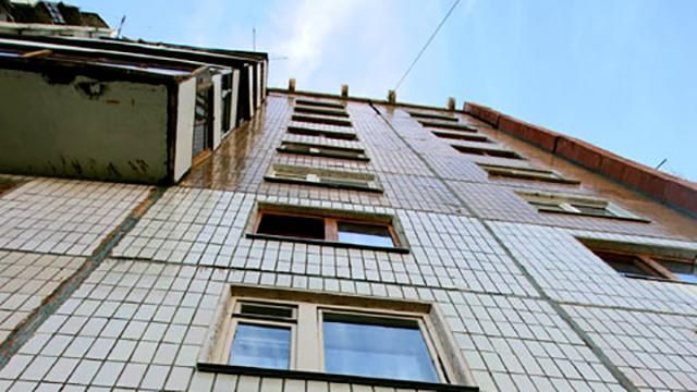 Трехлетний мальчик выпал из многоэтажки в Краматорске