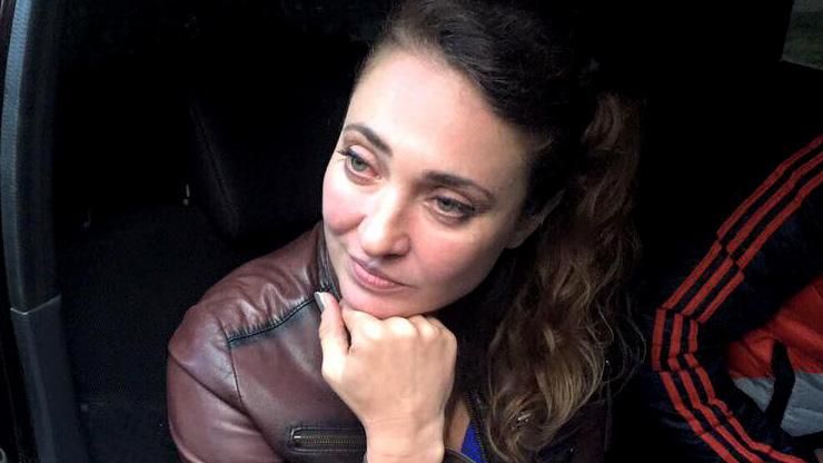 П'яну поліцейську спіймали за кермом з кількома пляшками алкоголю П'яну поліцейську спіймали за кермом з кількома пляшками алкоголю