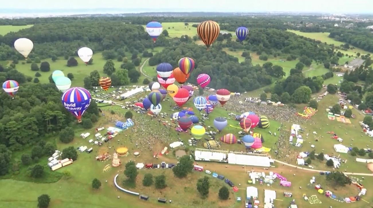 Невероятное шоу: в небо подняли 116 воздушных шаров
