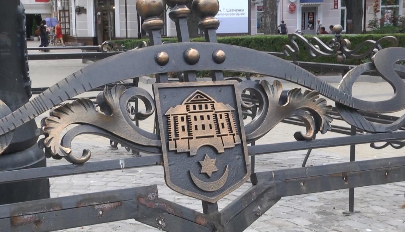 Скандал у Тернополі: активісти побачили знаки масонів на гербі