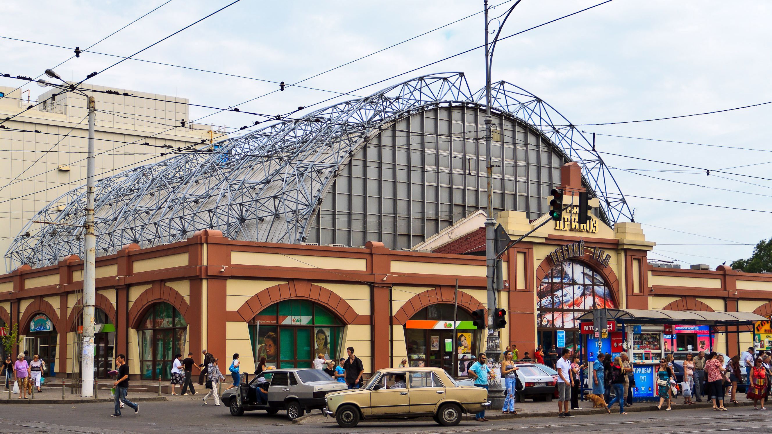 Легендарний "Привоз" "замінували" в Одесі: евакуйовано 1,5 тисячі осіб Легендарний "Привоз" "замінували" в Одесі: евакуйовано 1,5 тисячі осіб