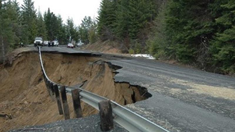 На трассе Симферополь – Ялта произошел масштабный оползень На трассе Симферополь – Ялта произошел масштабный оползень
