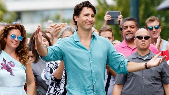 Красавчик Трюдо публично поцеловался с женой во время ЛГБТ-парада Красавчик Трюдо публично поцеловался с женой во время ЛГБТ-парада