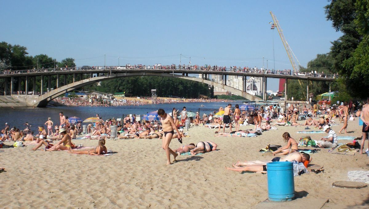 На чотирьох пляжах у Києві заборонили купатись