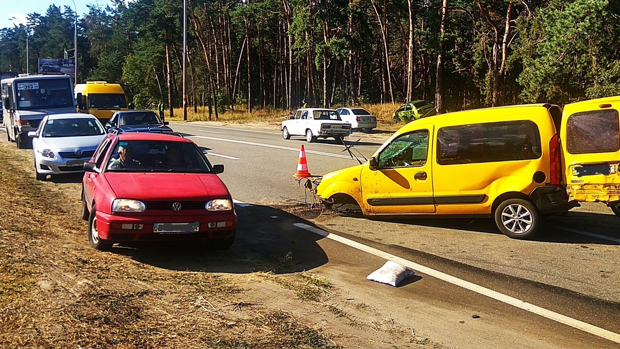 Величезна ДТП під Києвом: зіткнулось одразу 5 автомобілів Величезна ДТП під Києвом: зіткнулось одразу 5 автомобілів