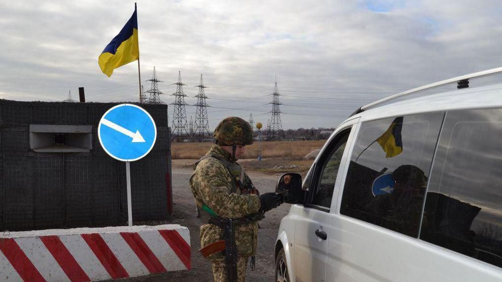 Прикордонники розповіли, скільки людей офіційно перетинає лінію розмежування на Донбасі за добу