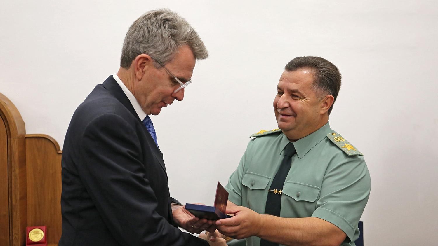 Посол США получил награду от Минобороны Украины