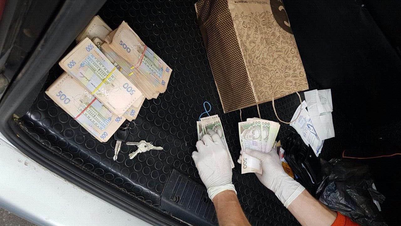 Податківець погорів на чималому хабарі на Харківщині Податківець погорів на чималому хабарі на Харківщині