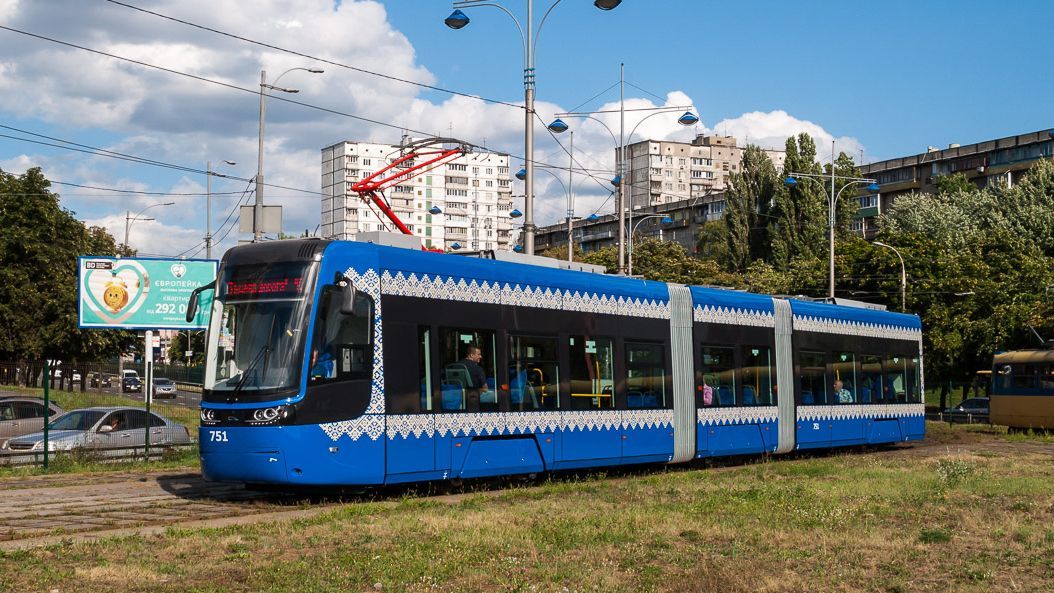 Киевлян поразил новый трамвай с WiFi, кондиционером и розетками