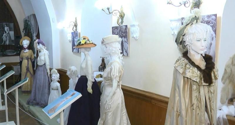 Уникальную коллекцию женской одежды прошлых веков показали в Киеве Уникальную коллекцию женской одежды прошлых веков показали в Киеве