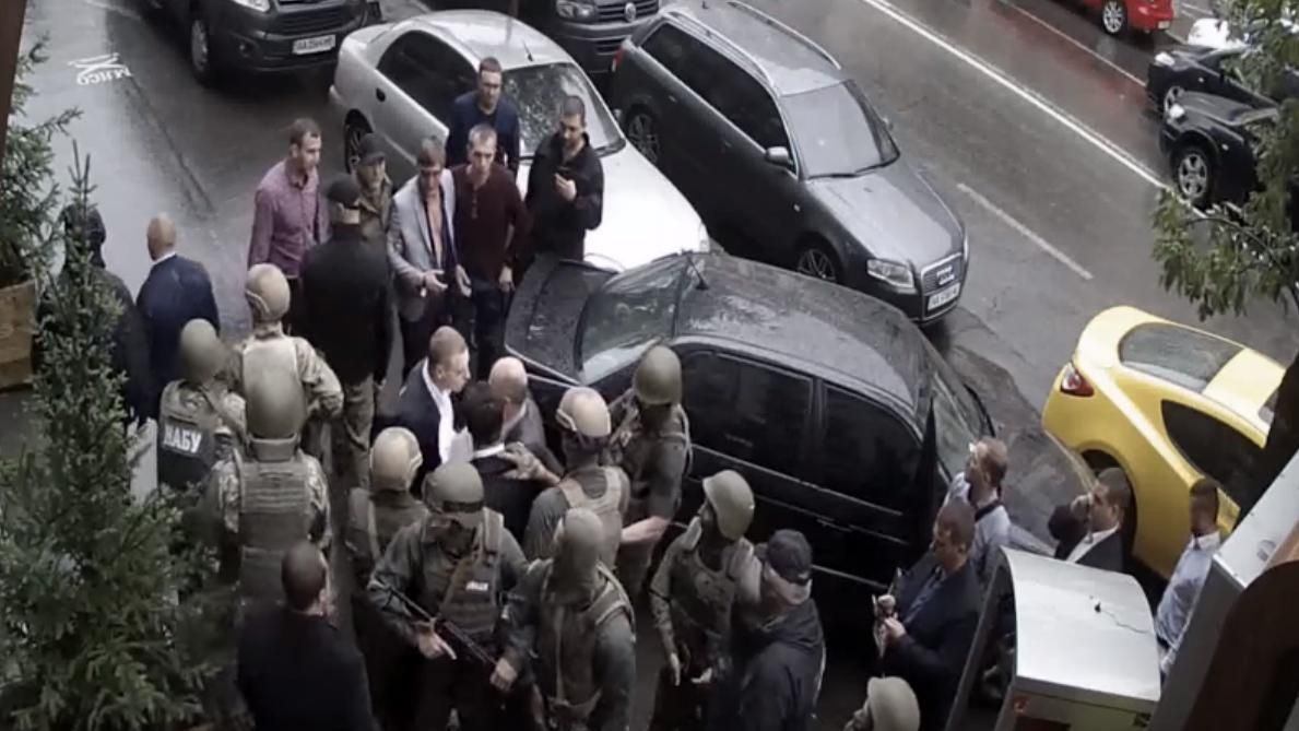 Конфлікт між НАБУ і ГПУ набирає обертів: з'явилось відео сутички Конфлікт між НАБУ і ГПУ набирає обертів: з'явилось відео сутички