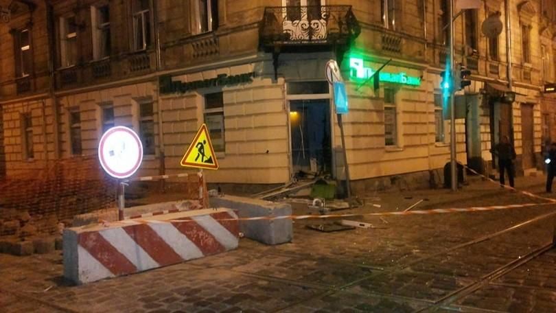 Неизвестные взорвали отделение банка во Львове