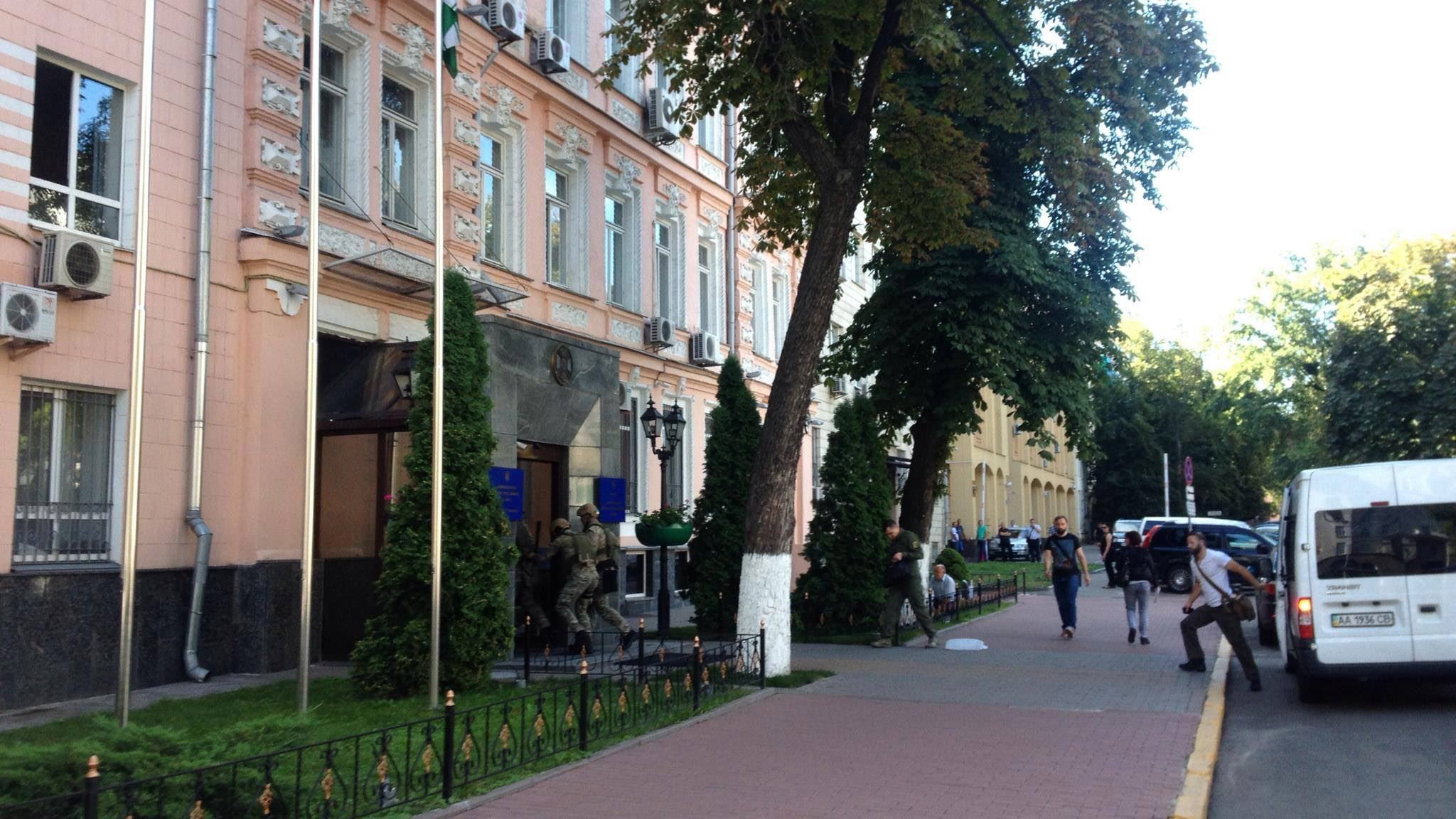 Спецназовцы проводят обыски у пограничников Спецназовцы проводят обыски у пограничников