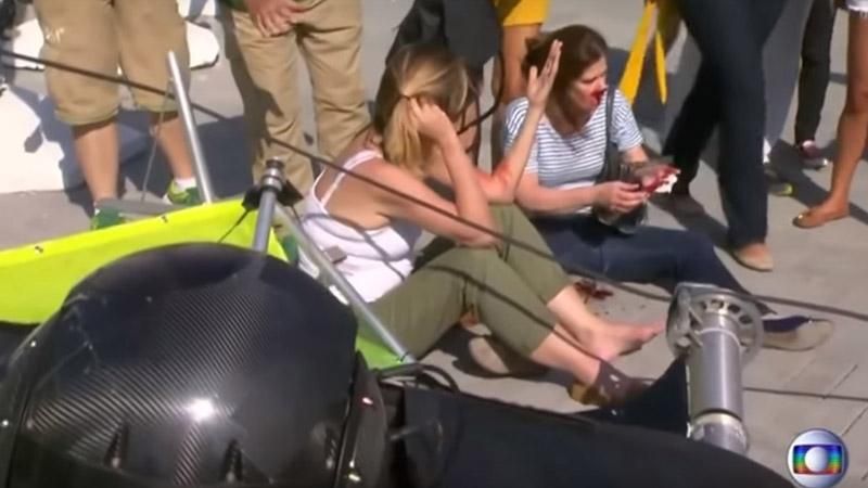 Камера наблюдения сорвалась в толпу болельщиков в Рио Камера наблюдения сорвалась в толпу болельщиков в Рио