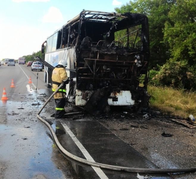 В Крыму на ходу загорелся автобус с туристами