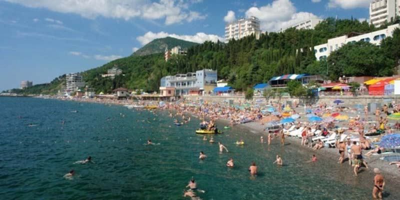 На елітному пляжі в Криму туристи купались в фекаліях