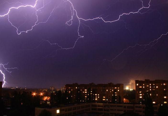 Обережно. Сьогодні майже всю Україну охоплять грози Обережно. Сьогодні майже всю Україну охоплять грози