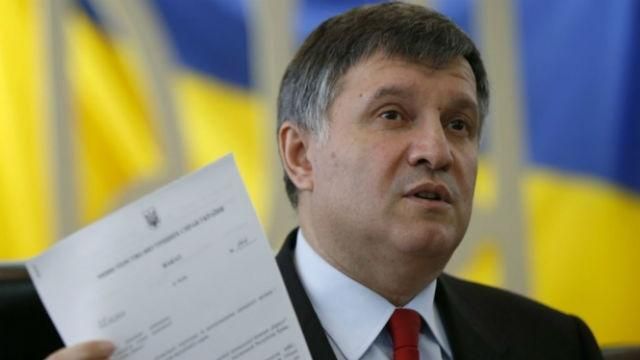 Аваков предлагает Порошенко уволить почти сотню генералов