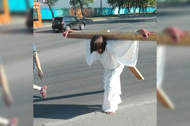 У Росії поліція затримала "Ісуса" з хрестом на спині