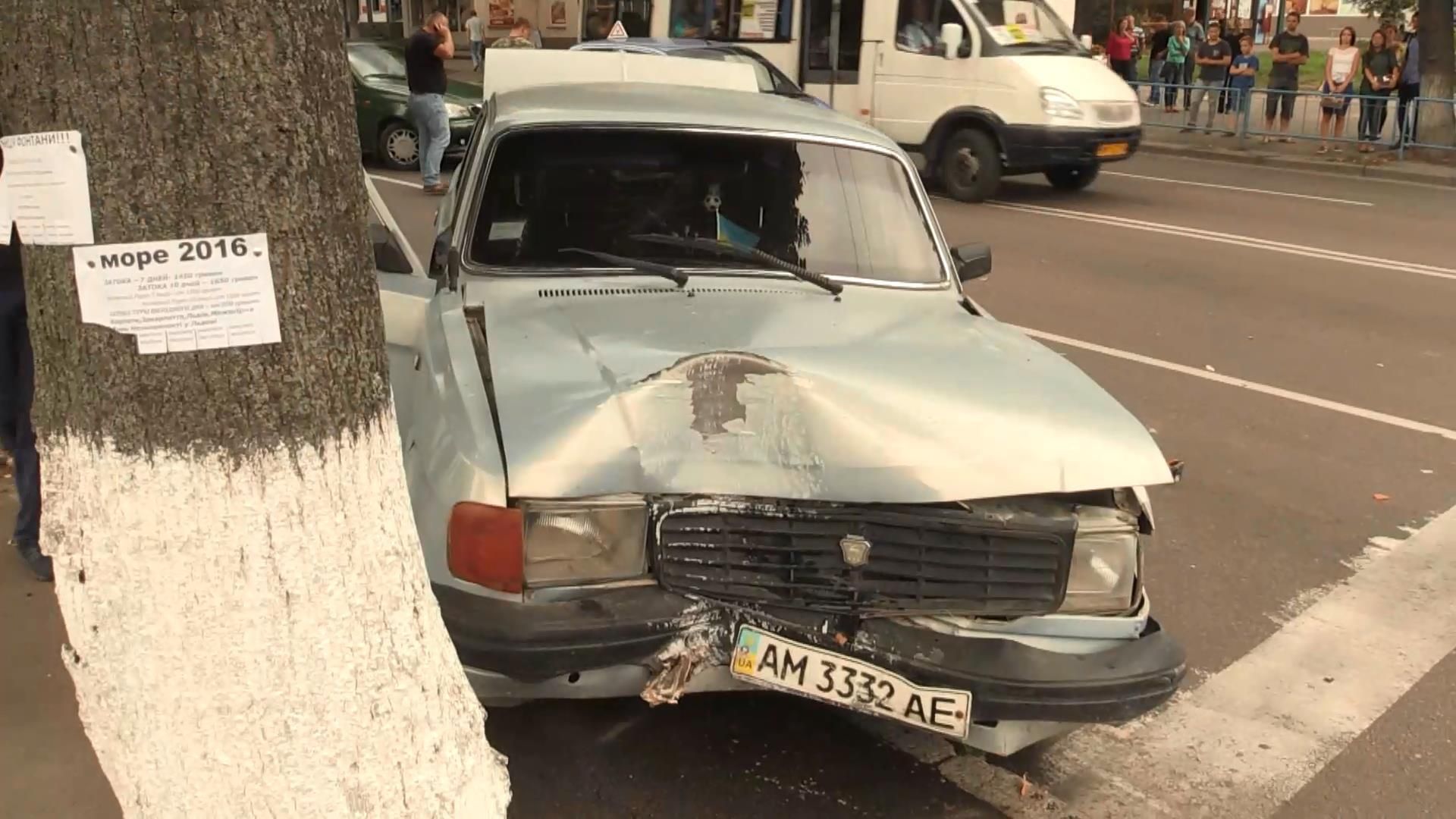 Необычная авария в Житомире: пассажир выпал из багажника авто