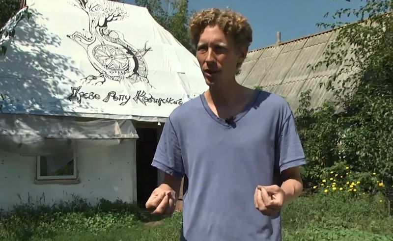 Американец собственноручно построил традиционную хату-мазанку в Украине