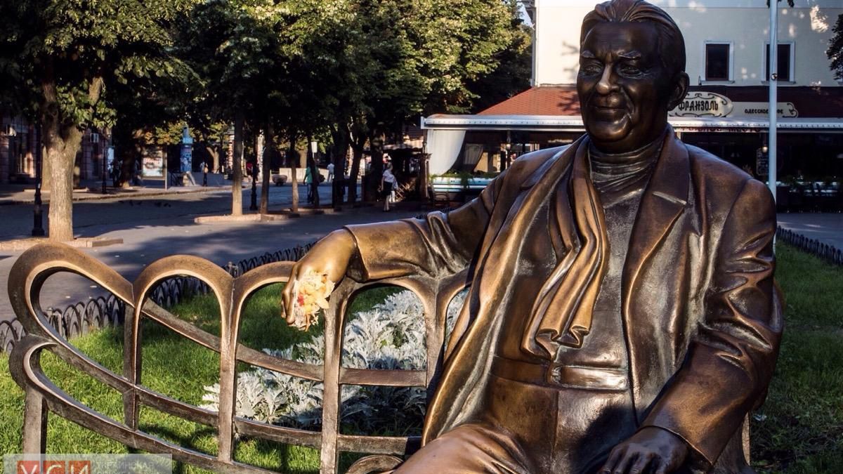 Одесские памятники "полакомились" шаурмой: необычный флешмоб в защиту фаст-фуда Одесские памятники "полакомились" шаурмой: необычный флешмоб в защиту фаст-фуда