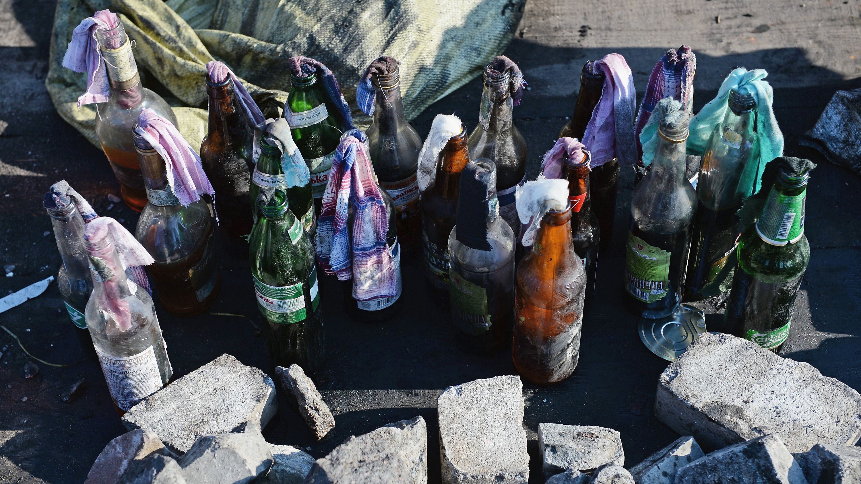 Мужчина бросил "коктейль Молотова" в патрульных в Ужгороде Мужчина бросил "коктейль Молотова" в патрульных в Ужгороде