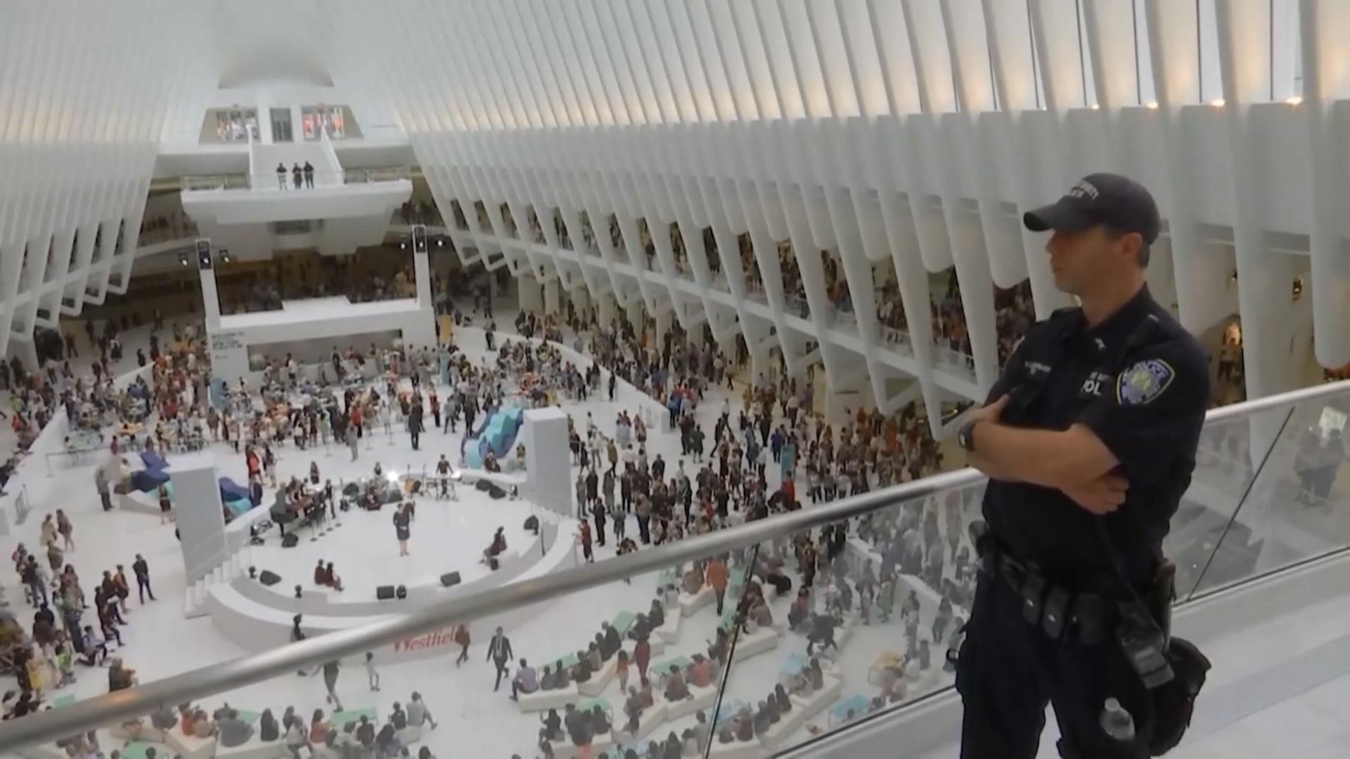 На месте разрушенных башен-близнецов в Нью-Йорке заработал новый торговый центр На месте разрушенных башен-близнецов в Нью-Йорке заработал новый торговый центр