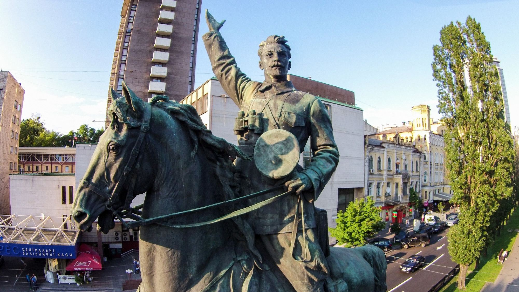 ОУНовцы готовятся на День Независимости демонтировать советский памятник в Киеве