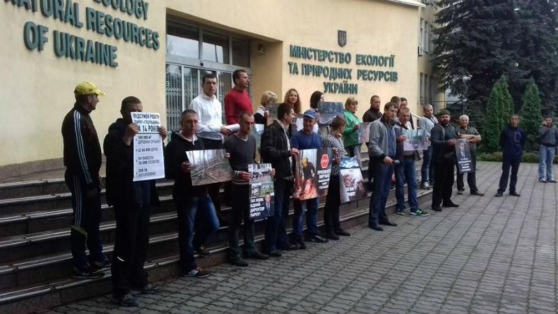 Активисты вышли на протест против варварской вырубки леса в Карпатах Активисты вышли на протест против варварской вырубки леса в Карпатах