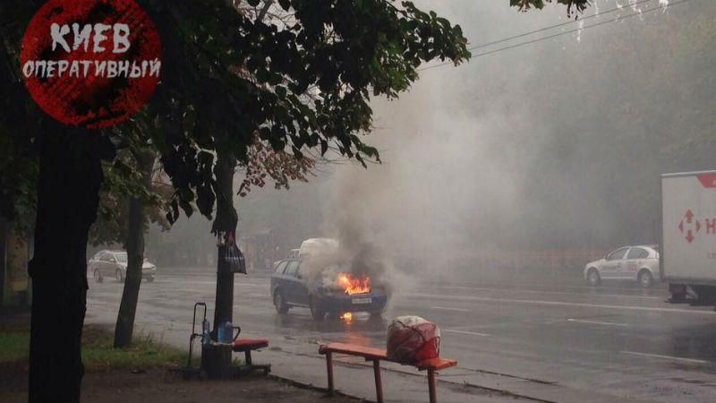 У Києві під час руху спалахнув автомобіль