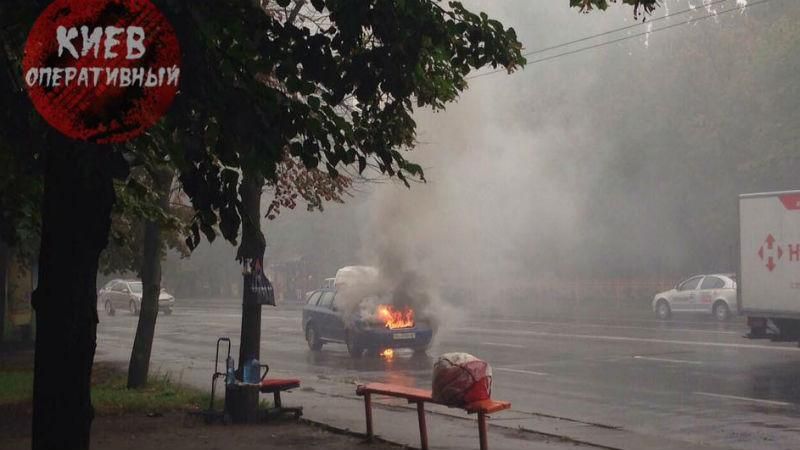 В Киеве во время движения загорелся автомобиль