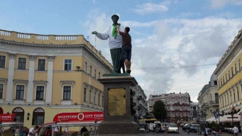 Пам'ятник засновника Одеси одягнули у вишиванку