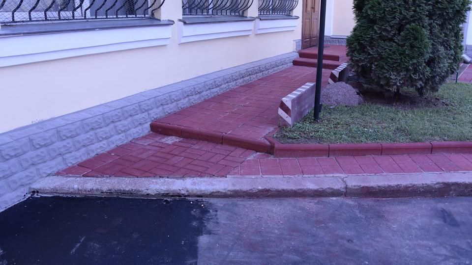 До приїзду Порошенка у Харкові вирішили пофарбувати асфальт До приїзду Порошенка у Харкові вирішили пофарбувати асфальт