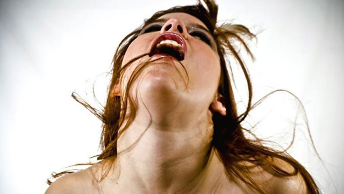 У центрі Києва в одній з вітрин показали порно (18+)